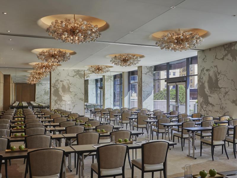 vhr-viceroy-chicago-gather-meetings-rows-desks-chandeliers